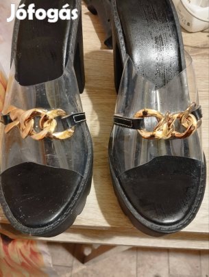 Egy dögös nöi cipő.