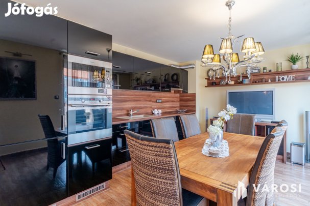 Egy dupla teraszos penthouse jellegű lakás Alsóvároson