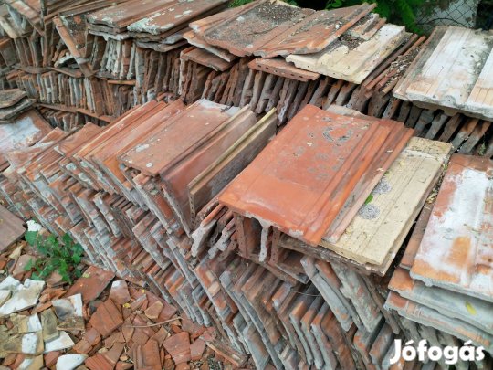 Egy falcos cserép jó állapotban eladó