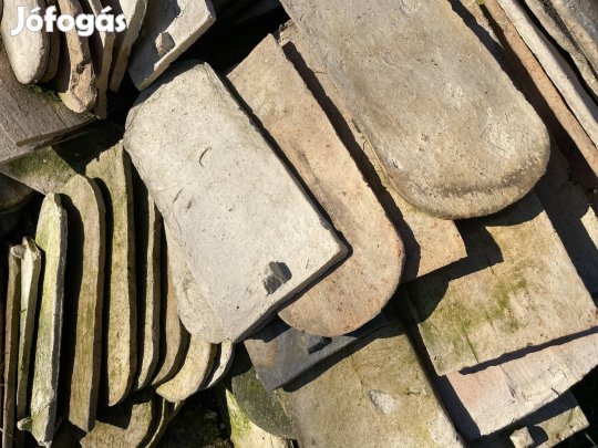Egy kupac régi hódfarkú tetőcserép
