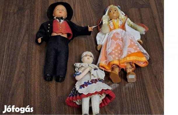 Egy műanyag/fiú/, egy fa baba/leány/ és egy rongy baba