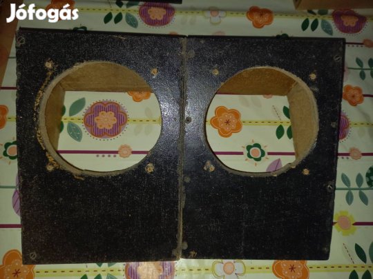 Egy pár 13 cm-es hangszóróhoz való doboz