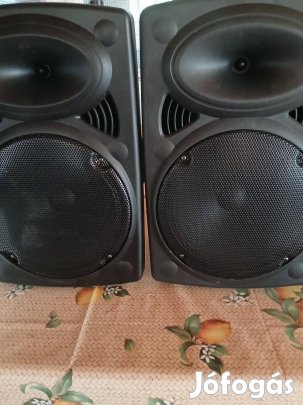 Egy pár aktiv új hangfal dobozában a képen látható állapotú