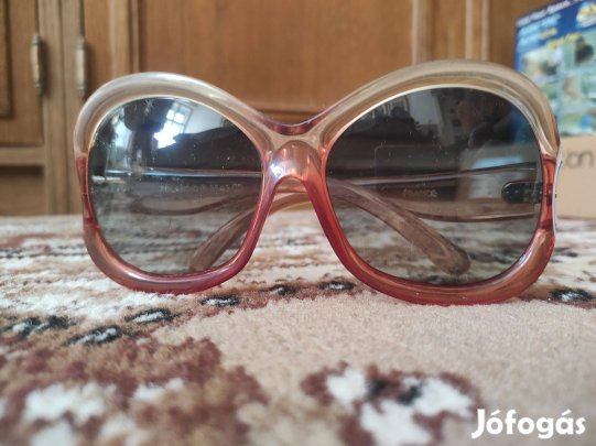 Egy régi, használt retro napszemüveg