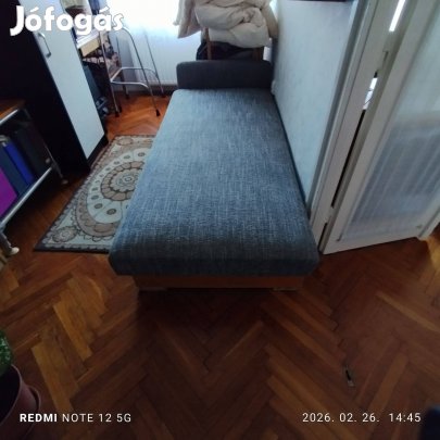 Egy személyes ágyneműtartós heverő