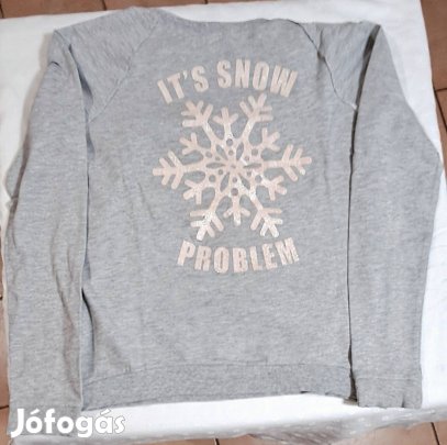 Egy szuper kényelmes, humoros felirattal ellátott pulóver
