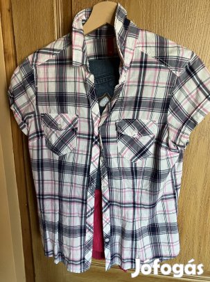 Egy tura kockás felső és egy farmer