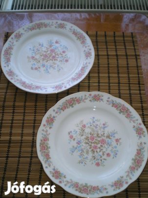 Egyben 2 db porcelán lapostányér régebbi kínai dús virágmintákkal