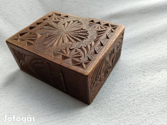 Egyedi, faragott kártyatartó