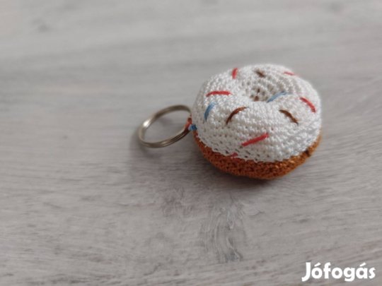 Egyedi, horgolt, fánk alakú kulcstartó, táskadísz