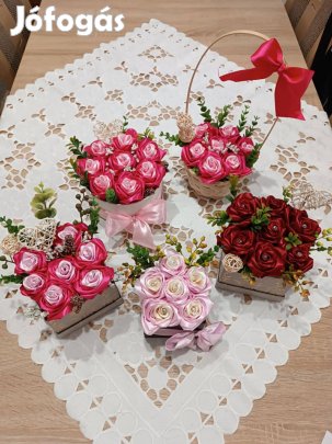 Egyedi, kézzel készített szatén rózsaboxok és örökcsokrok
