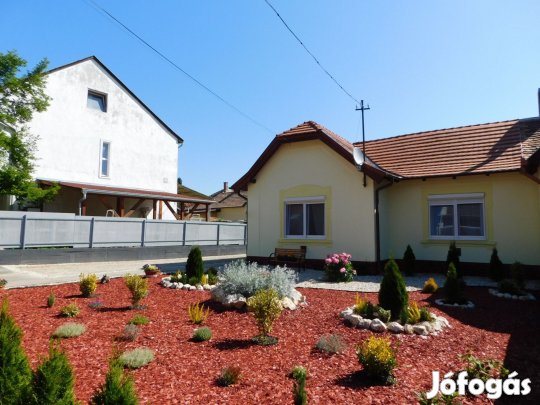 Egyedi atmoszférájú, felújított családi ház eladó Hévízen