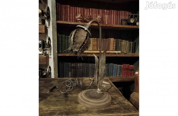 Egyedi aztali lámpa, virág formájú asztali lámpa, réz szirmokkal