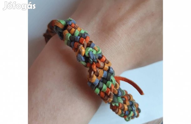 Egyedi bőrkarkötő színes spirálos fonással