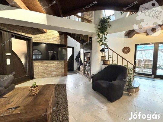 Egyedi családi ház eladó Ballószögön.