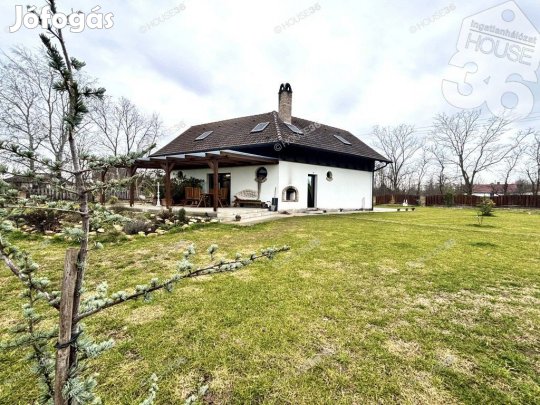 Egyedi családi ház eladó Ballószögön.