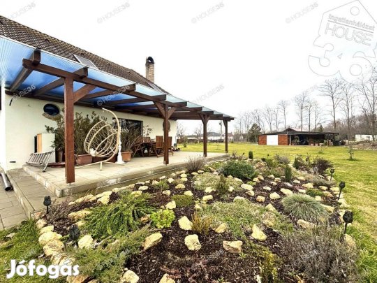 Egyedi családi ház eladó Ballószögön.