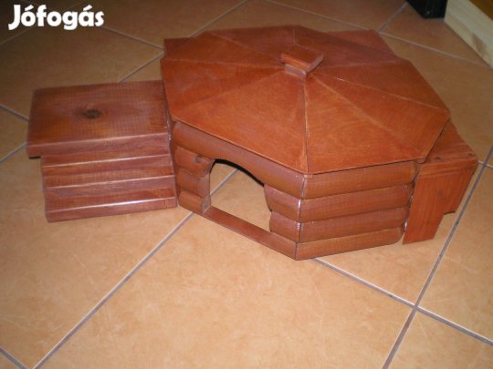 Egyedi fa házikó lépcsővel együtt süninek kisállatoknak újszerű