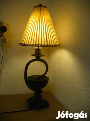 Egyedi formában kovácsoltvas asztali lámpa