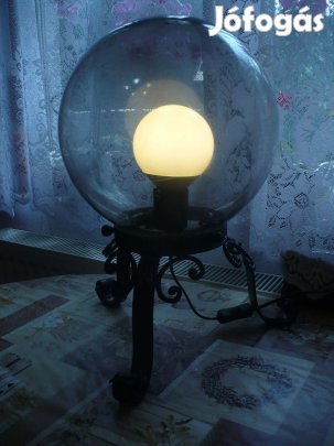 Egyedi formában kovácsoltvas asztali lámpa