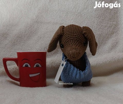 Egyedi horgolt Tacskó kutyus kék pulcsiban - kézműves amigurumi