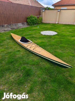 Egyedi készítésű, megkímélt túrakajak evezővel