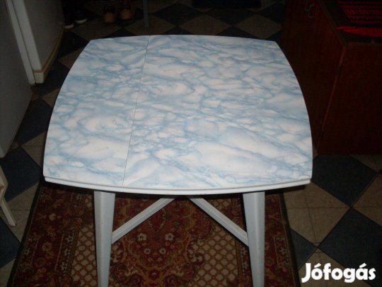 Egyedi készítésü asztal