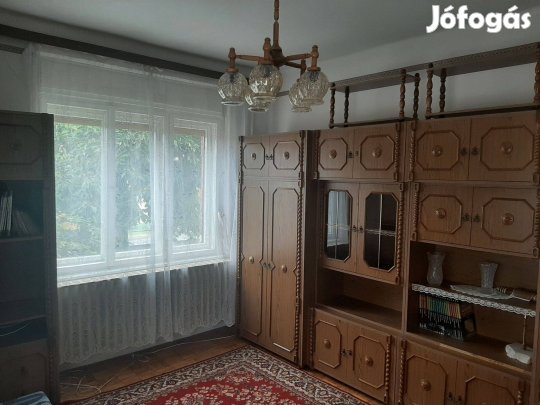 Egyedi készítésű koloniál szekrénysor asztallal