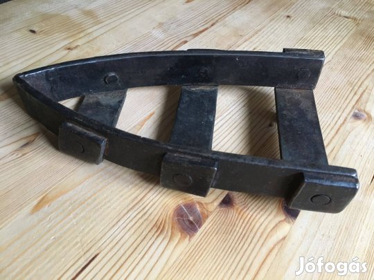 Egyedi készítésű robusztus felépítésű vasalótartó