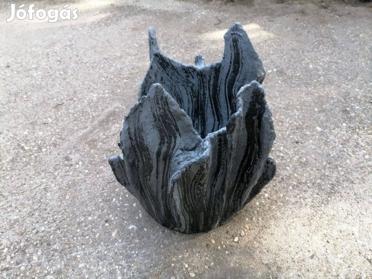 Egyedi készítésű virágtartók