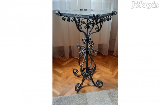 Egyedi kézi kovácsoltvas állvány márványlappal, hibátlan áll. eladó