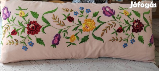 Egyedi kézzel hímzett párna