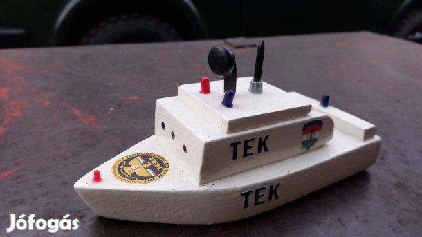 Egyedi kézzel készült játék fa rendőr hajó