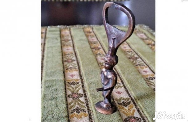 Egyedi kisfiú alakos sörnyitó