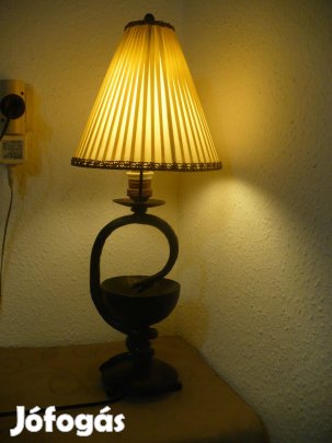 Egyedi kivitelű asztali lámpa