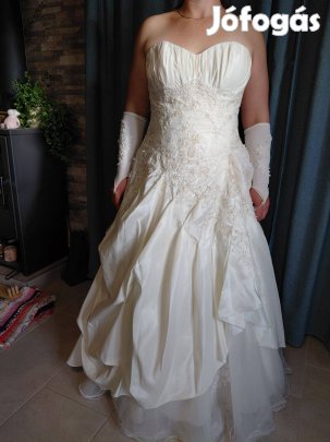 Egyedi megjelenésű esküvői menyasszonyi ruha ekrü eladó