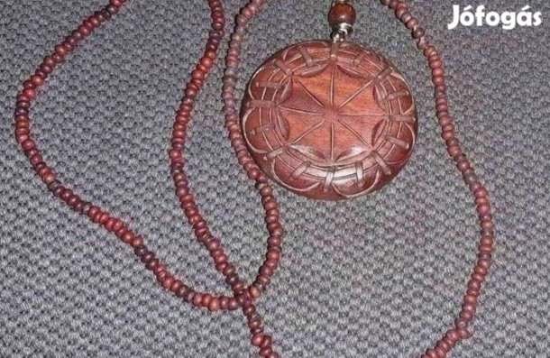 Egyedi megjelenésű nyaklán