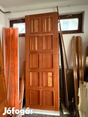 Egyedi méretű vörösfenyő ajtó