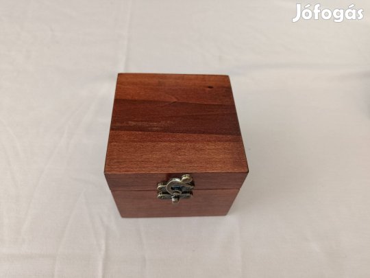 Egyedi óratartó fából