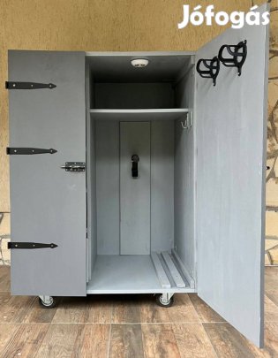Egyedi tervezésű nyeregszekrény ledes világítással, kerekekkel