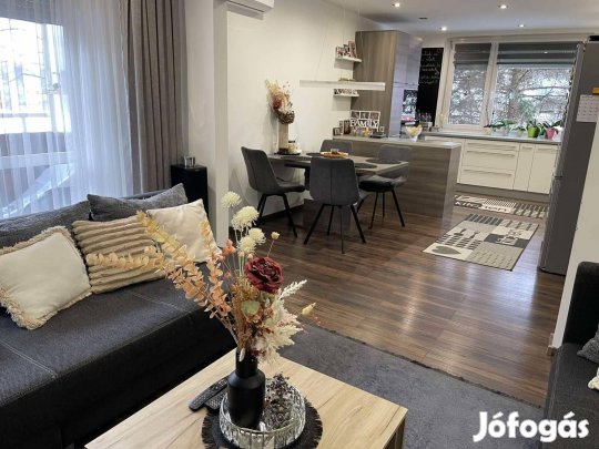 Egyedileg és igényesen felújított 4 szobás lakás a Szepessy Pál utcába