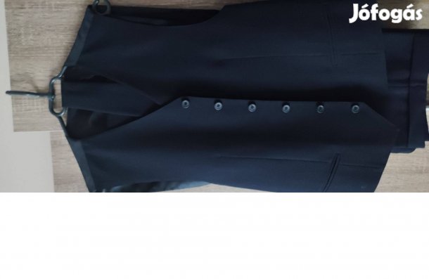 Egyedileg készítetett öltöny mellénnyel nyakkendővel