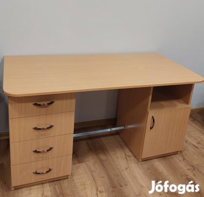 Egyedileg készített íróasztal 