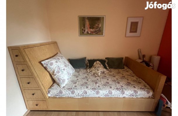 Egyedileg tervezett kőris fából készült ágy