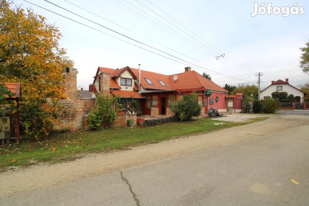 Egyedülálló, történelmi vendéglátó-ingatlan Zsirán: a Piros Ház