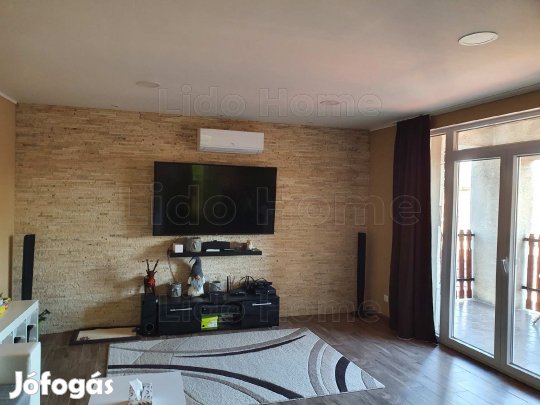 Egyedülálló kétgenerciós családi ház Bicskén