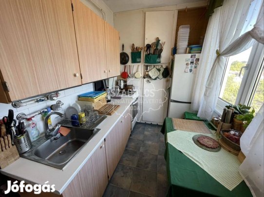 Egyetem Közelében Háromszobás, Liftes Lakás