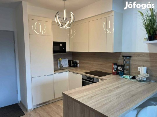 Egyetem Towerban igényes lakás kiadó!