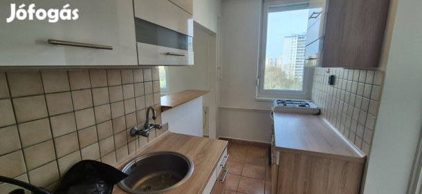 Egyetem közelében 1,5 szoba étkezős lakás eladó!