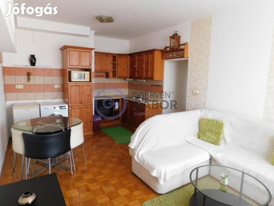 Egyetem sugárúton, 43 m2-es, átalakított, költözhető lakás eladó.